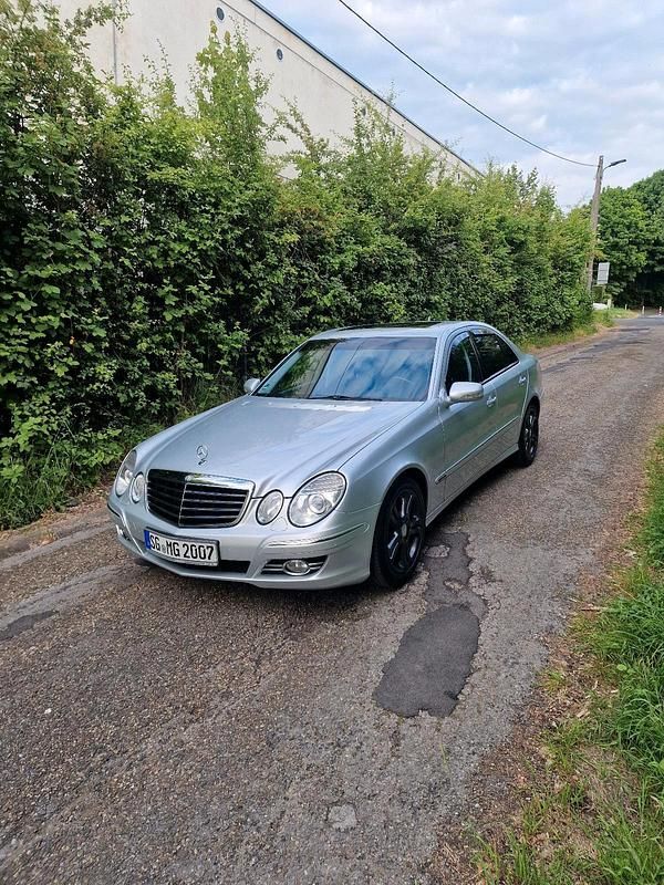 Silber Gebraucht 2008 Mercedes E350 Avantgarde Limousine | 12.500 € (Teuer) - Bild 1/4