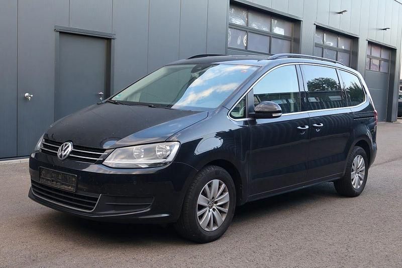 Grau Gebraucht 2019 VW Sharan Comfortline Van / Kleinbus | 12.750 € (Superpreis) - Bild 1/4
