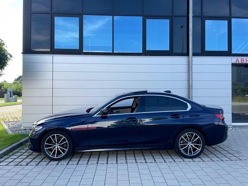 Blau Gebraucht 2019 BMW 320 Sport Line Limousine | 25.999 € (Fairer Preis) - Bild 1/4