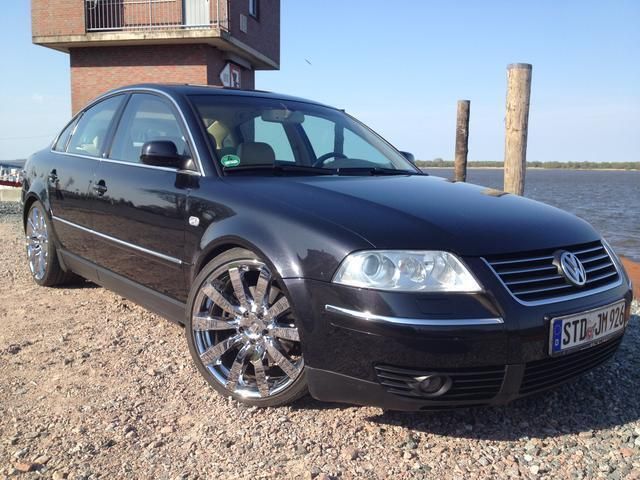 Schwarz metallic Gebraucht 2001 VW Passat Highline Limousine | 6.999 € - Bild 1/4