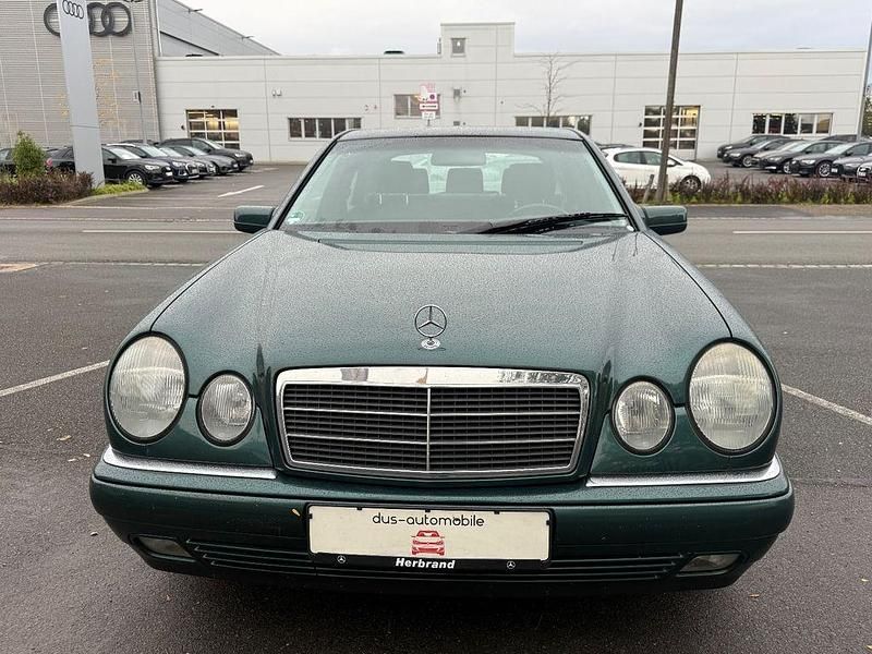 Grün Gebraucht 1999 Mercedes E200 Elegance Limousine | 7.900 € (Teuer) - Bild 1/4
