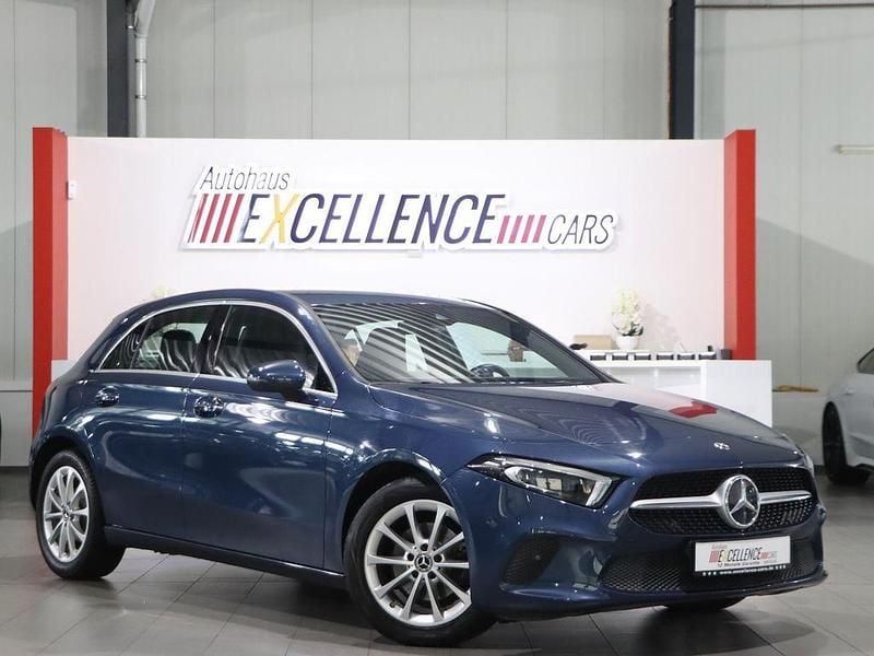 Blau Gebraucht 2019 Mercedes A180 Progressive Limousine | 22.777 € (Fairer Preis) - Bild 1/4