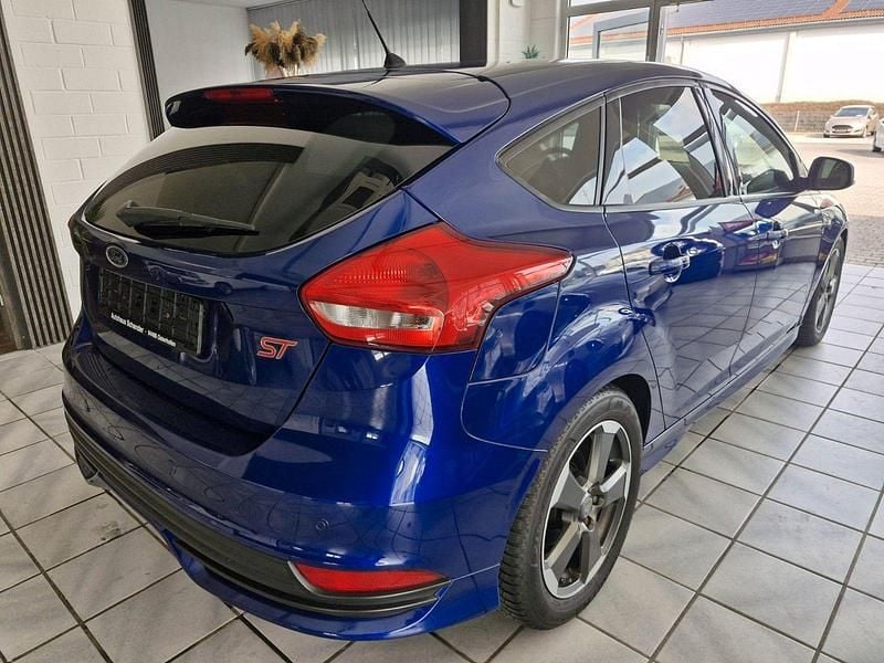 Usado Ford Focus ST 185 CV (136 kW) 2015 Azul Berlina