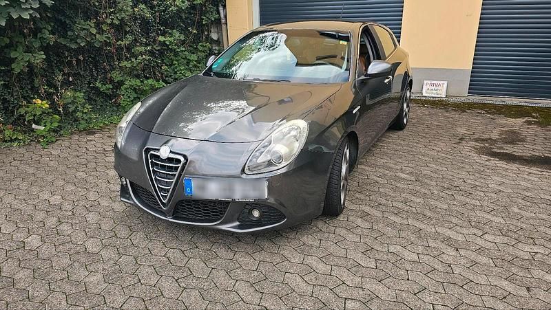 Grau Gebraucht 2010 Alfa Romeo Giulietta Kleinwagen | 3.500 € (Fairer Preis) - Bild 1/4