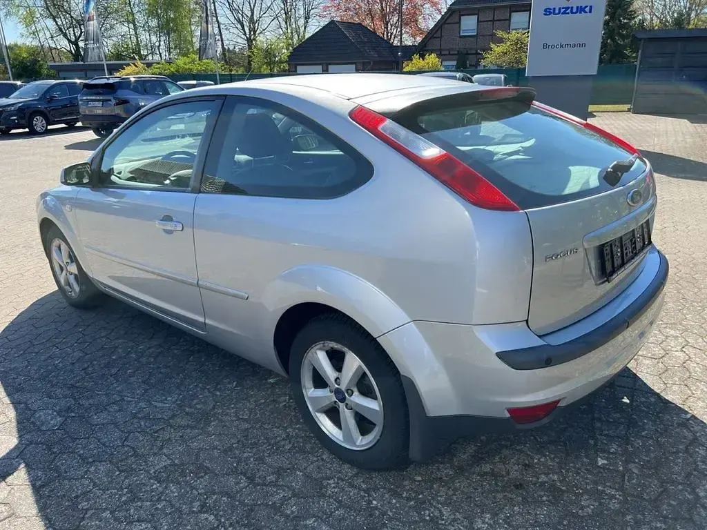 Gebraucht Ford Focus Titanium 145 PS (106 kW) 2005 Polarsilber metallic Limousine