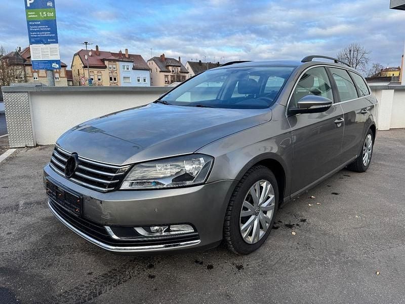 Braun Gebraucht 2012 VW Passat Limousine | 2.999 € (Superpreis) - Bild 1/4