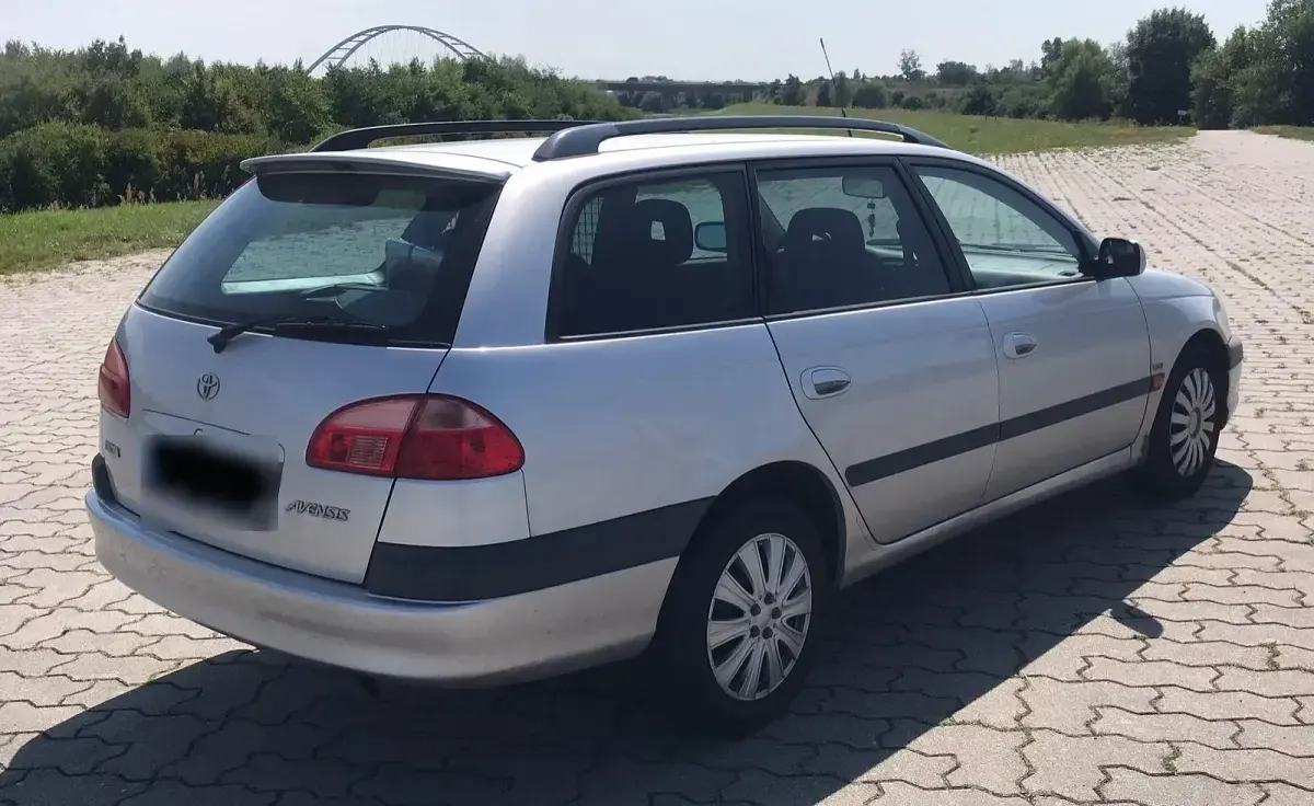 Gebraucht Toyota Avensis Sol 129 PS (94 kW) 2001 Silber Kombi