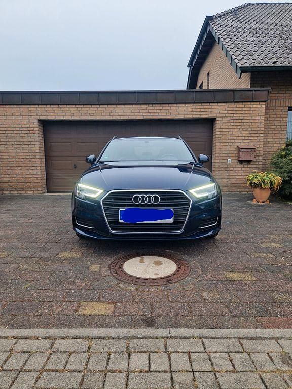 Blau Gebraucht 2018 Audi A3 Sportback Ambiente Limousine | 13.999 € (Superpreis) - Bild 1/4