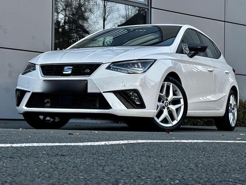 Weiß Gebraucht 2019 Seat Ibiza FR Limousine | 13.931 € (Guter Preis) - Bild 1/4