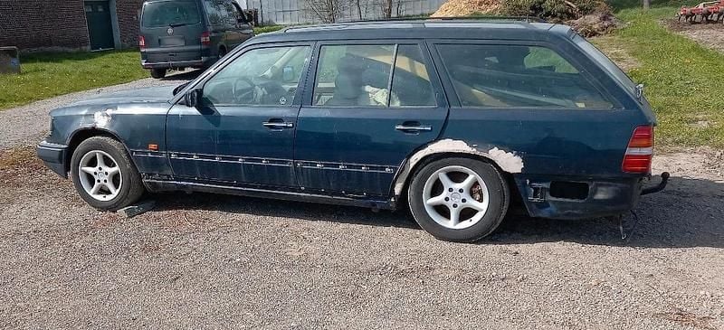 Gebraucht Mercedes E300 185 PS (136 kW) 1990 Blau Kombi