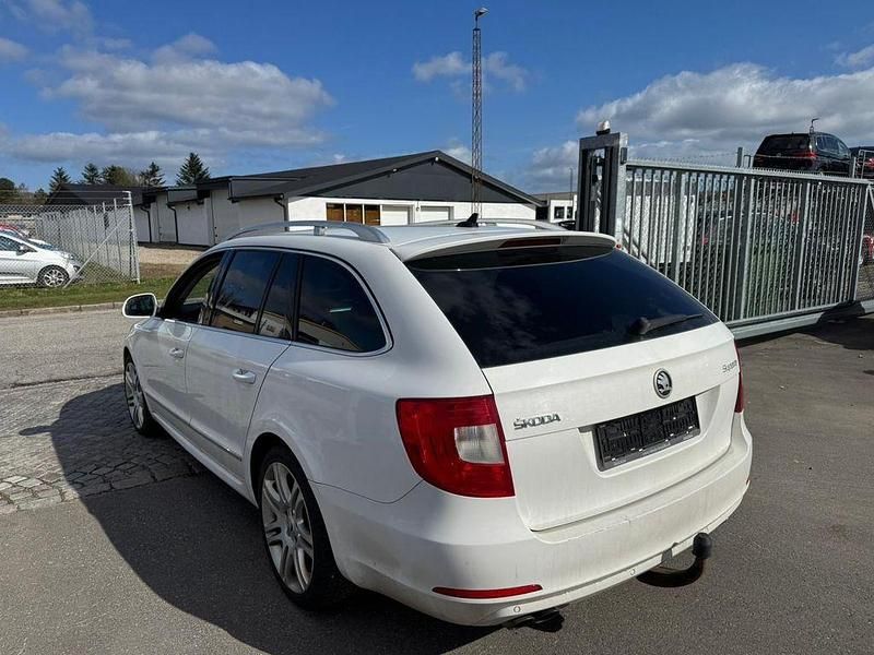 Gebraucht Skoda Superb Elegance 200 PS (147 kW) 2011 Weiß Kombi