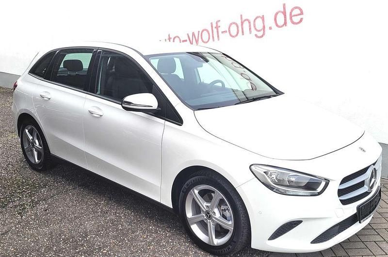 Weiß Gebraucht 2020 Mercedes B180 Van / Kleinbus | 21.980 € (Guter Preis) - Bild 1/4