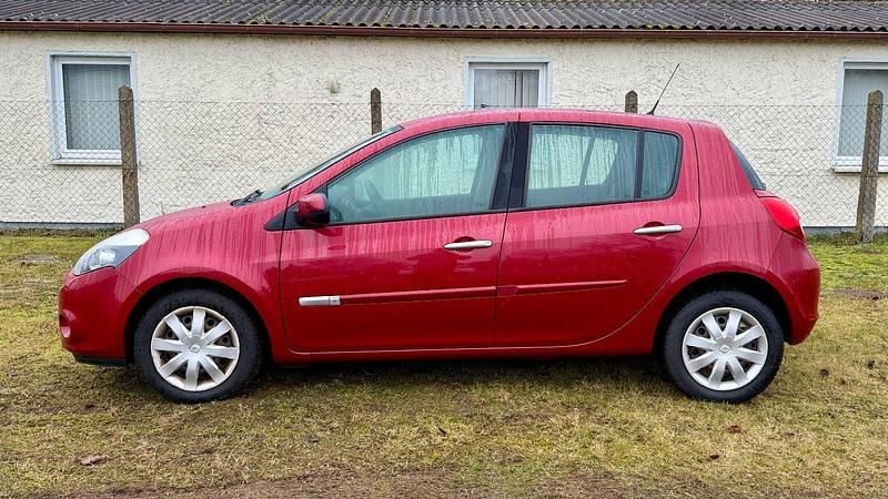 Gebraucht Renault Clio III Dynamique 75 PS (55 kW) 2010 Rot Kleinwagen