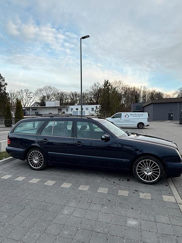 Gebraucht Mercedes E220 140 PS (102 kW) 2002 Blau Kombi