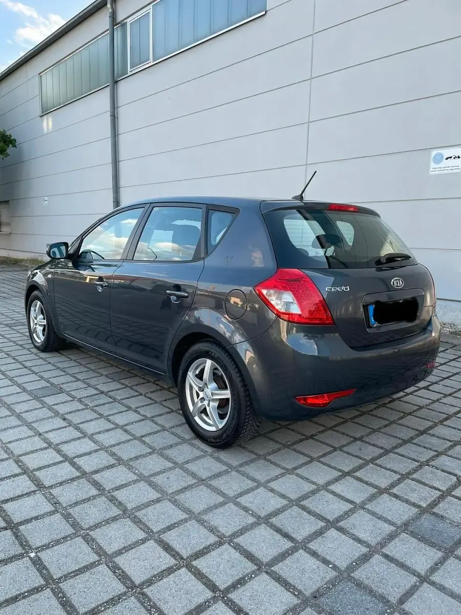 Gebraucht Kia Ceed Vision 90 PS (66 kW) 2010 Grau Kleinwagen
