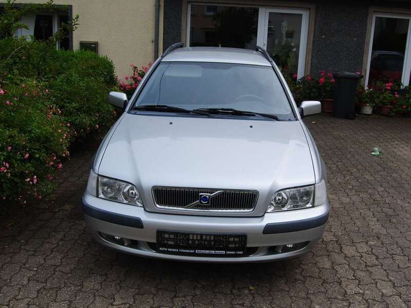 Grau Gebraucht 2001 Volvo V40 Kombi | 500 € (Superpreis) - Bild 1/4