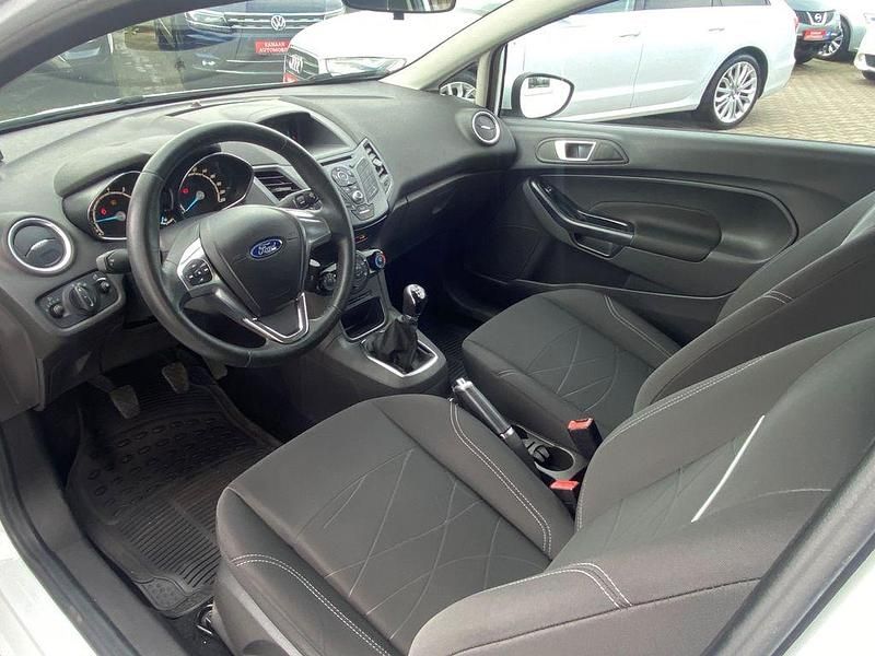 Gebraucht Ford Fiesta Trend 60 PS (44 kW) 2015 Weiß Kleinwagen