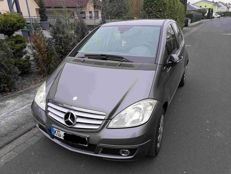 Grau Gebraucht 2009 Mercedes 180 Elegance Limousine | 3.400 € (Fairer Preis) - Bild 1/4