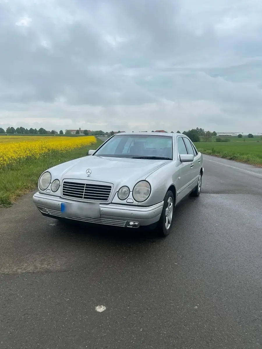 Gebraucht Mercedes E320 224 PS (164 kW) 1999 Silber Limousine