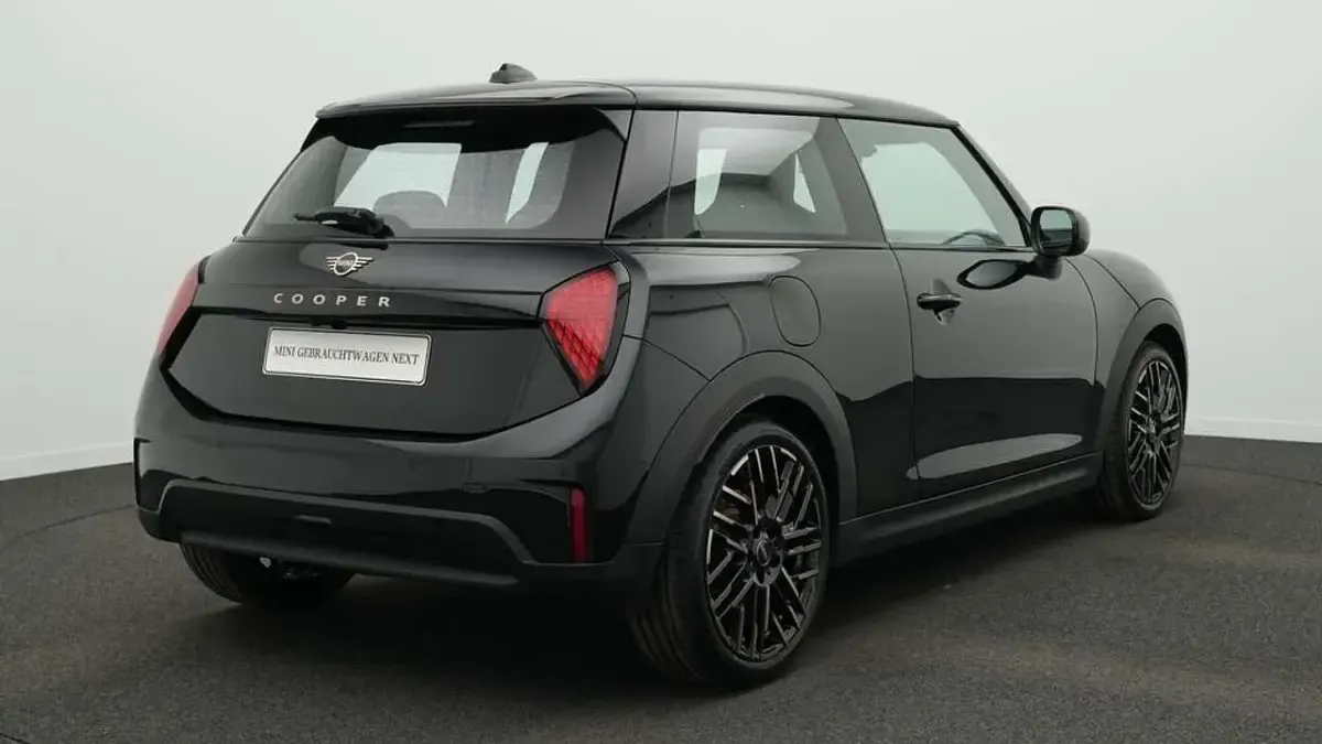 Usado Mini Cooper Favoured 156 HP (114 kW) 2024 Preto Citadino