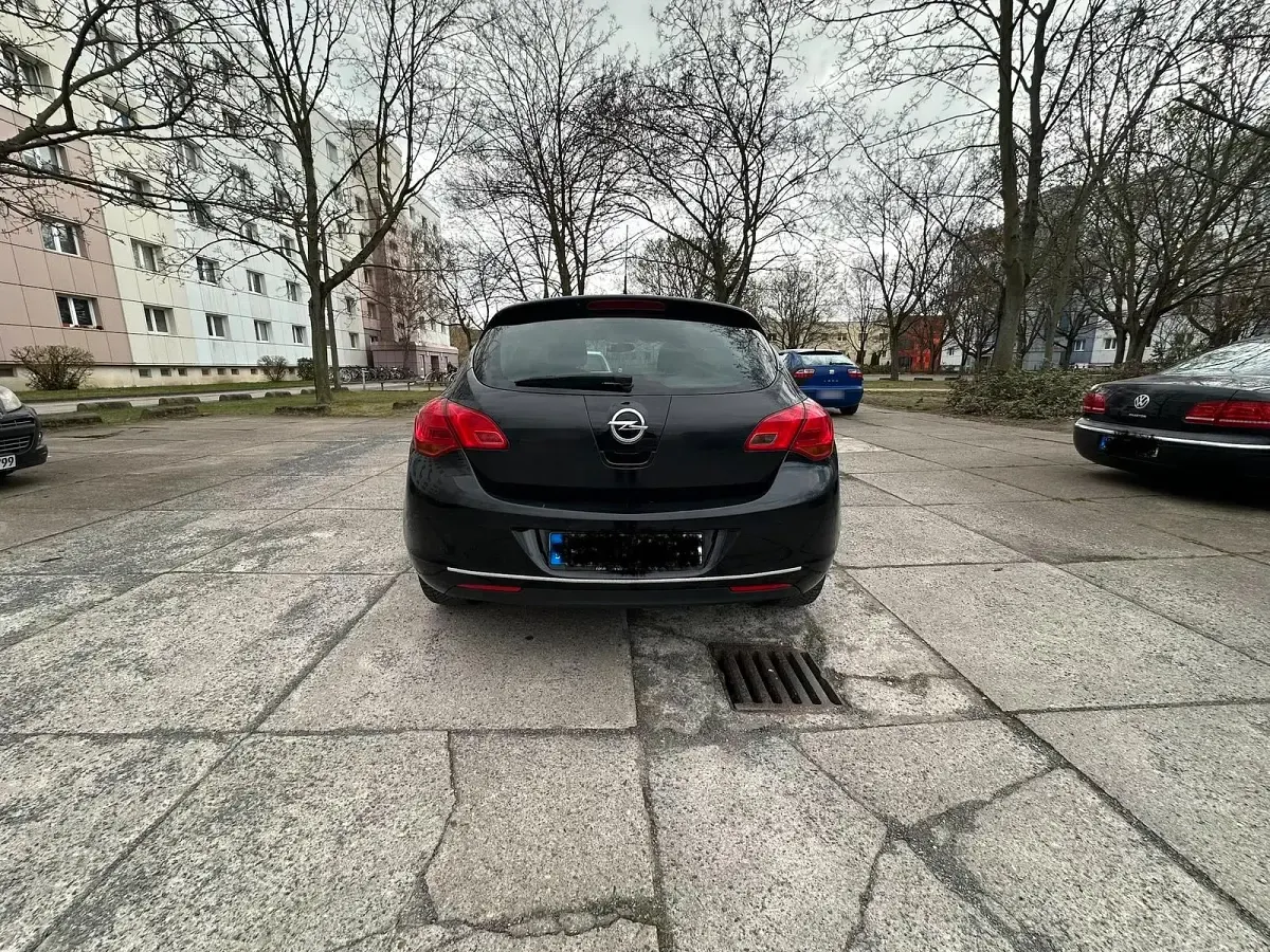 Gebraucht Opel Astra 85 PS (62 kW) 2011 Schwarz Limousine