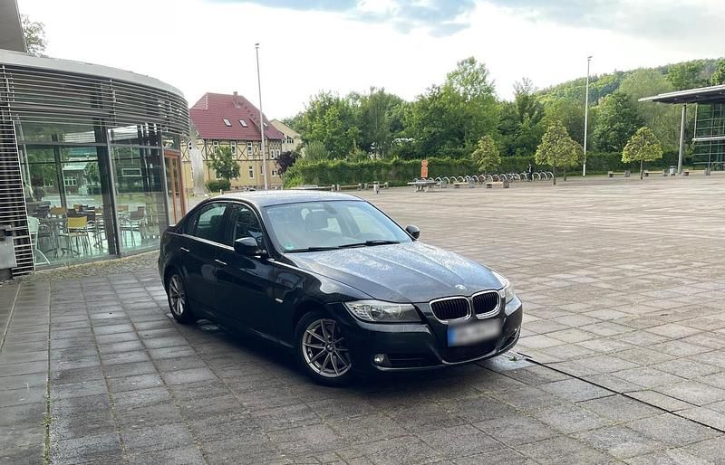 Gebraucht BMW 320 184 PS (135 kW) 2010 Schwarz Limousine