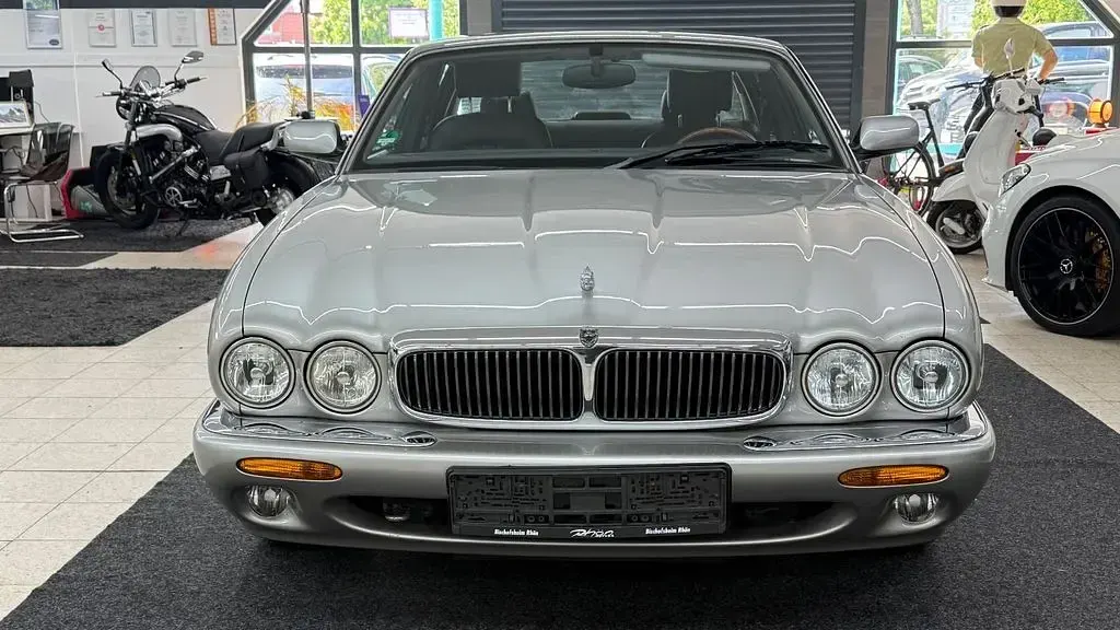 Second-hand Jaguar XJ Executive 237 CP (174 kW) 1999 Argintiu Berlinǎ