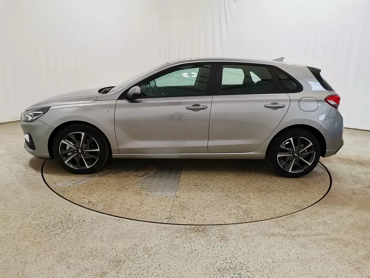 Gebraucht Hyundai i30 Trend 120 PS (88 kW) 2024 Shimmering silver / met Limousine