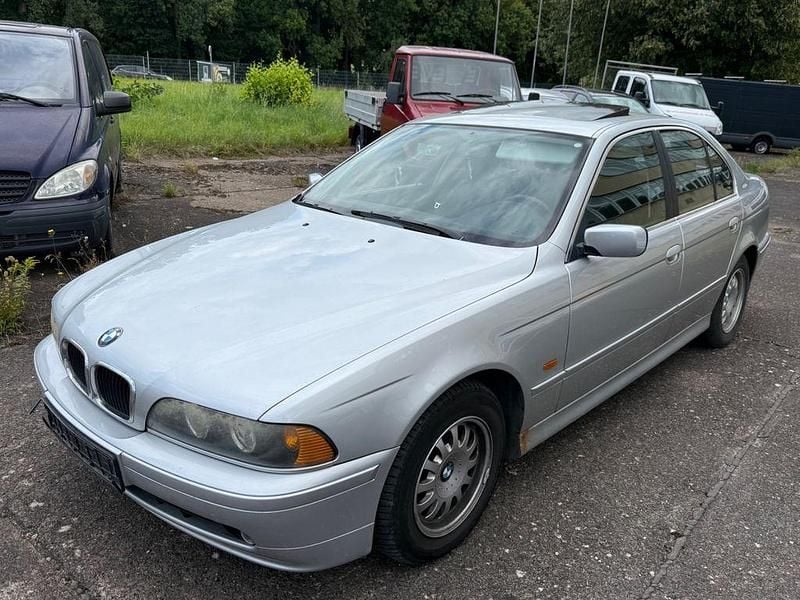 Silber Gebraucht 2001 BMW 520 Sport Line Limousine | 1.999 € (Superpreis) - Bild 1/4