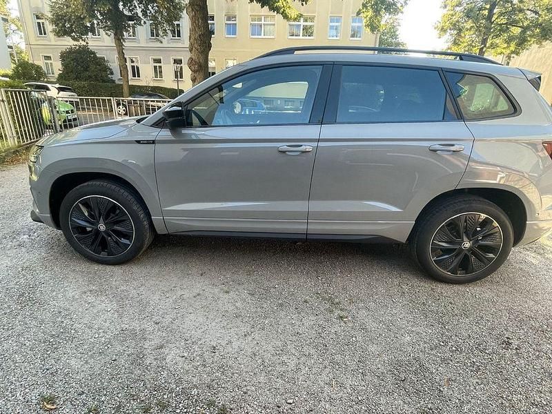Grau Neu 2025 Skoda Karoq SportLine SUV | 32.800 € (Fairer Preis) - Bild 1/4