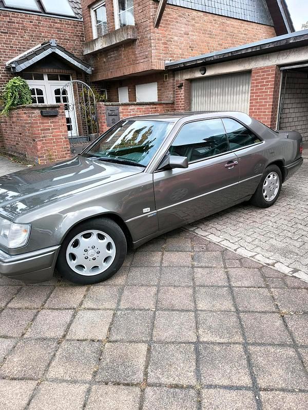 Grau Gebraucht 1994 Mercedes E320 Coupé | 15.900 € - Bild 1/4