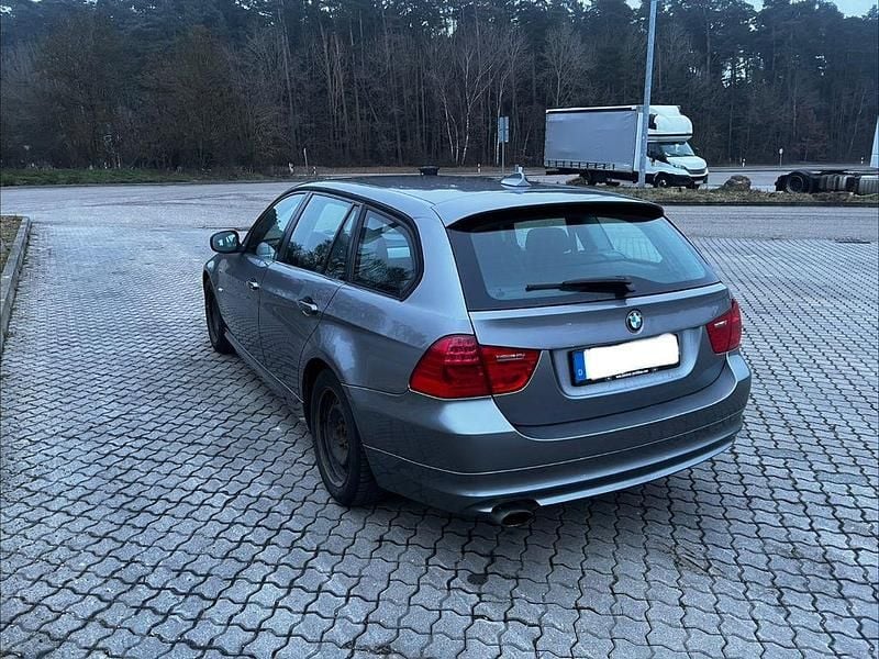 Gebraucht BMW 320 177 PS (130 kW) 2009 Grau Kombi