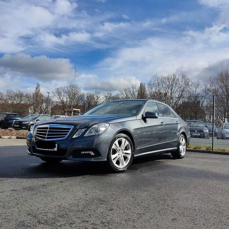 Gebraucht Mercedes E200 Avantgarde 184 PS (135 kW) 2010 Blau Limousine
