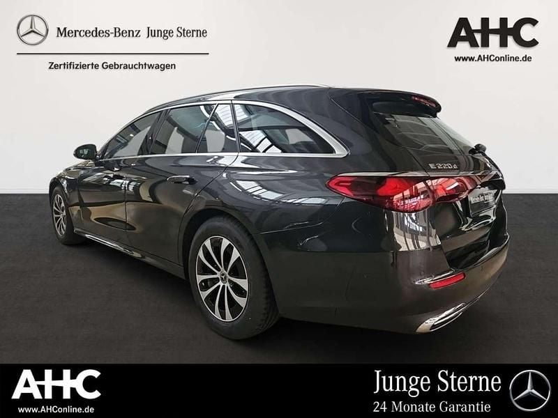 Gebraucht Mercedes E220 197 PS (144 kW) 2024 Metalliclack graphitgrau Kombi