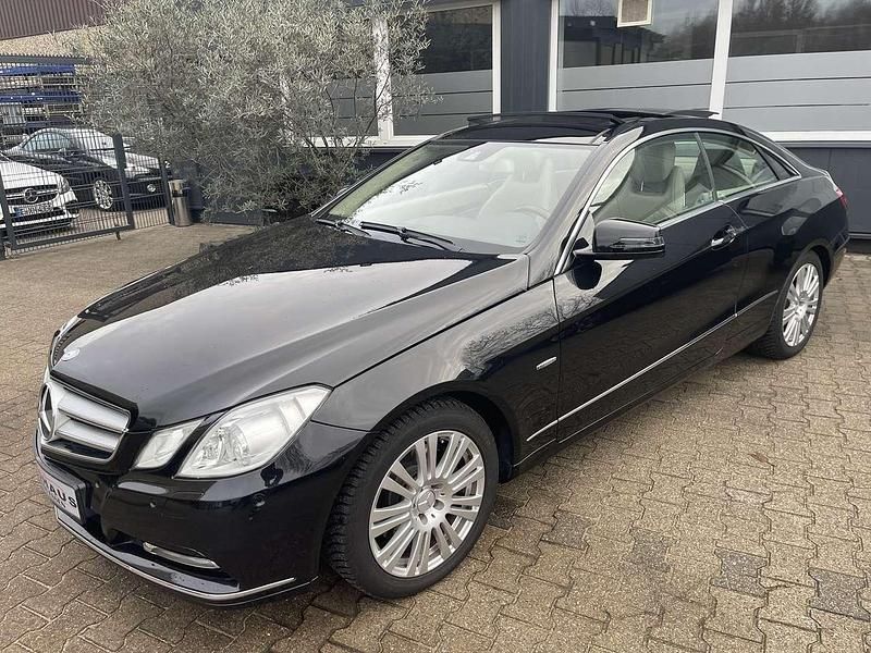 Gebraucht Mercedes E300 252 PS (185 kW) 2011 Obsidianschwarz  metalliclack Coupé