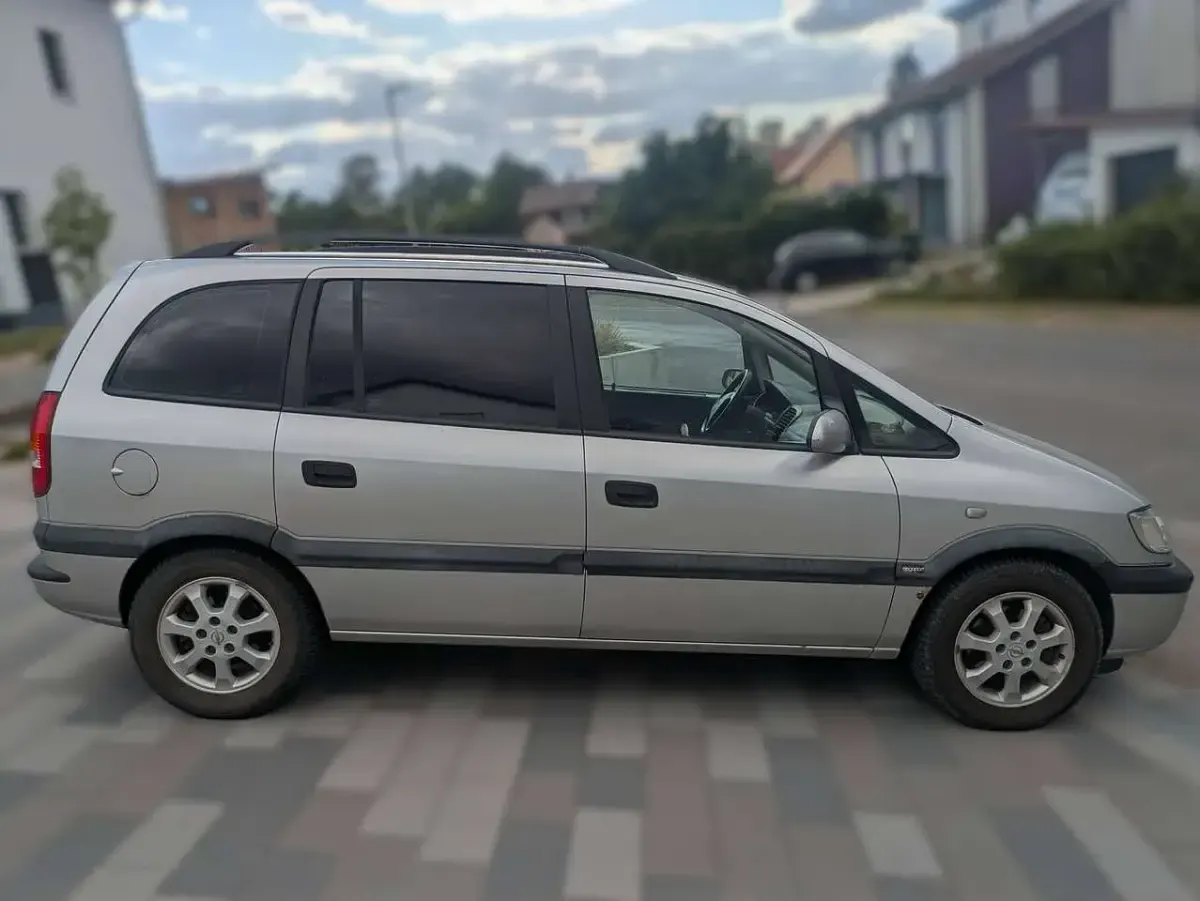 Gebraucht Opel Zafira Edition 125 PS (91 kW) 2001 Silber Van / Kleinbus