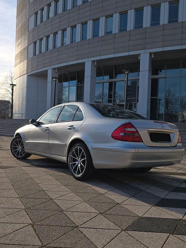 Gebraucht Mercedes E220 150 PS (110 kW) 2003 Silber Limousine