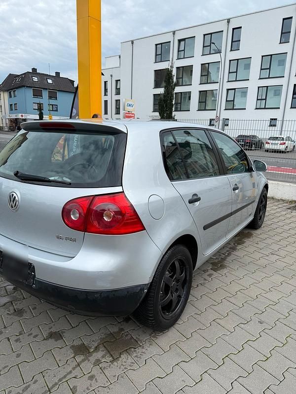 Silber Gebraucht 2004 VW Golf IV Kleinwagen | 1.100 € - Bild 1/4
