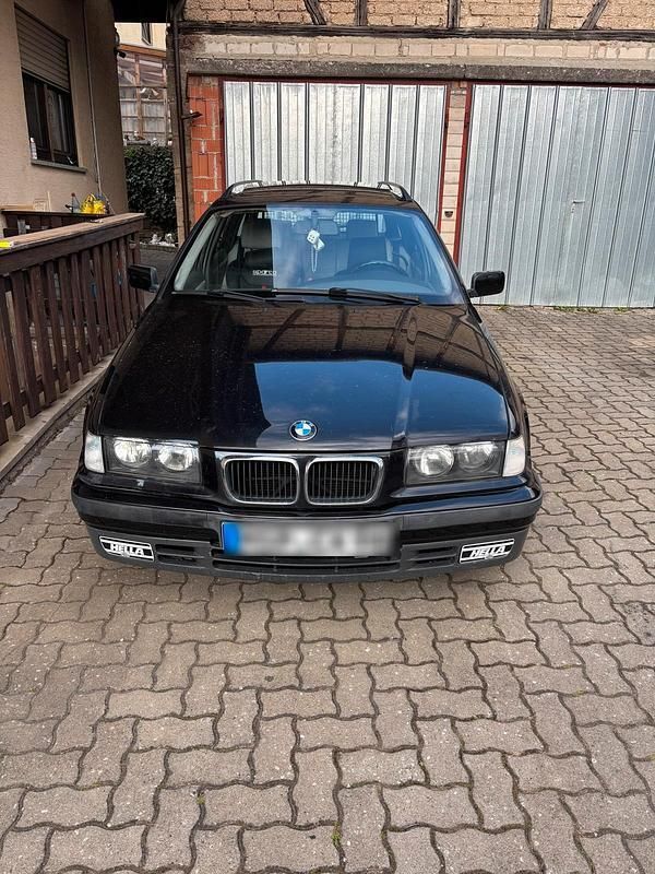 Schwarz Gebraucht 1999 BMW 316 Kombi | 2.100 € (Fairer Preis) - Bild 1/4