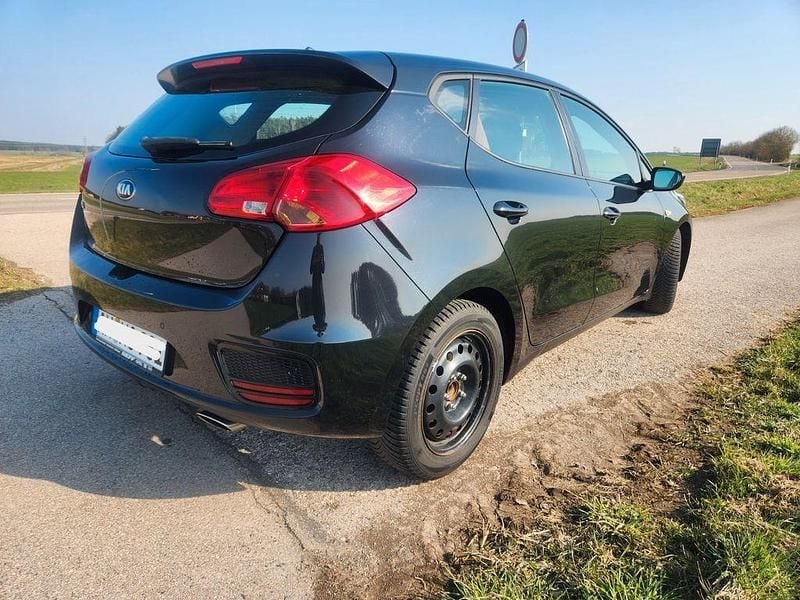 Gebraucht Kia Ceed 101 PS (74 kW) 2016 Schwarz Kleinwagen