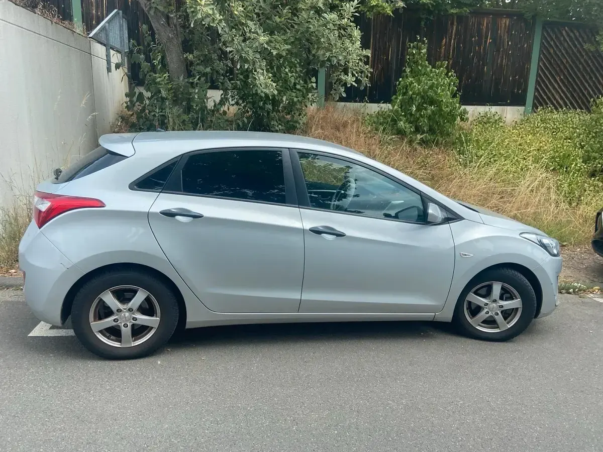 Gebraucht Hyundai i30 Classic 99 PS (72 kW) 2013 Silber Limousine