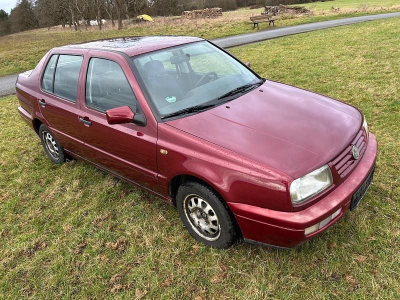 Rot Gebraucht 1991 VW Vento Limousine | 2.200 € - Bild 1/4