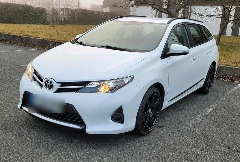Weiß Gebraucht 2015 Toyota Auris Limousine | 7.400 € (Fairer Preis) - Bild 1/4