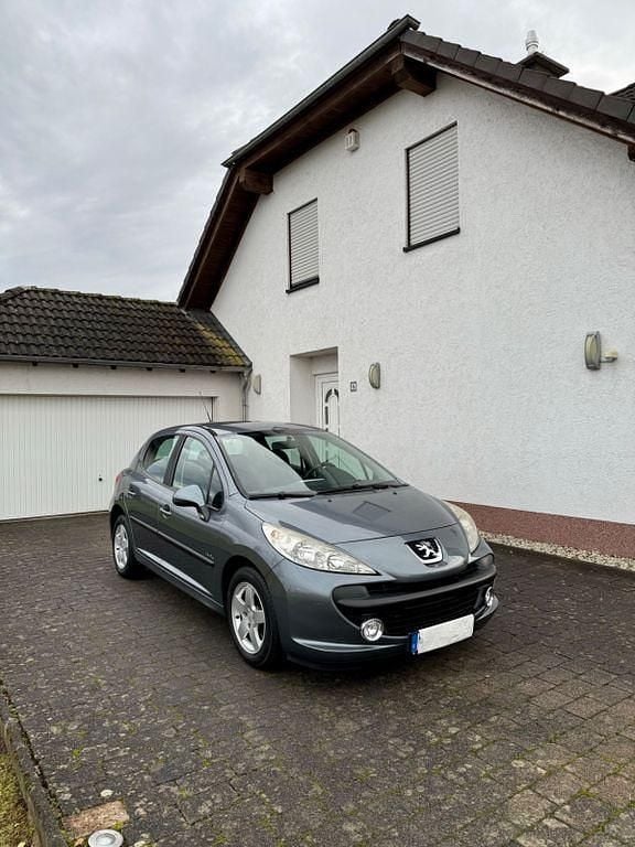 Grau Gebraucht 2010 Peugeot 207 Limousine | 3.550 € (Fairer Preis) - Bild 1/4