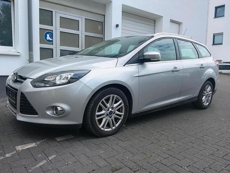 Grau Gebraucht 2013 Ford Focus Kombi | 1.890 € (Superpreis) - Bild 1/4