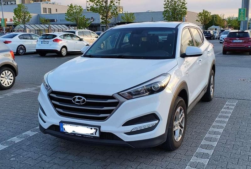 Weiß Gebraucht 2016 Hyundai Tucson Classic SUV | 11.690 € (Fairer Preis) - Bild 1/4