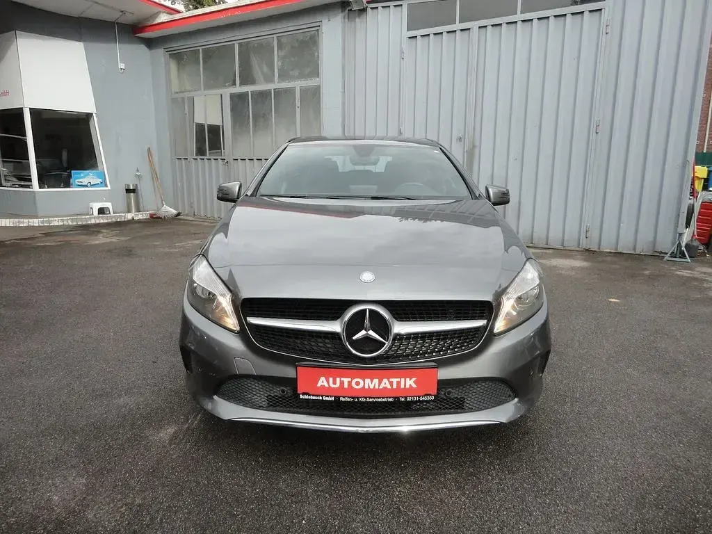 Gebraucht Mercedes A180 Urban 122 PS (89 kW) 2016 Grau Kleinwagen