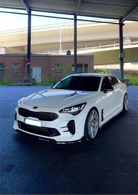 Weiß Gebraucht 2017 Kia Stinger Kleinwagen | 27.000 € (Fairer Preis) - Bild 1/4