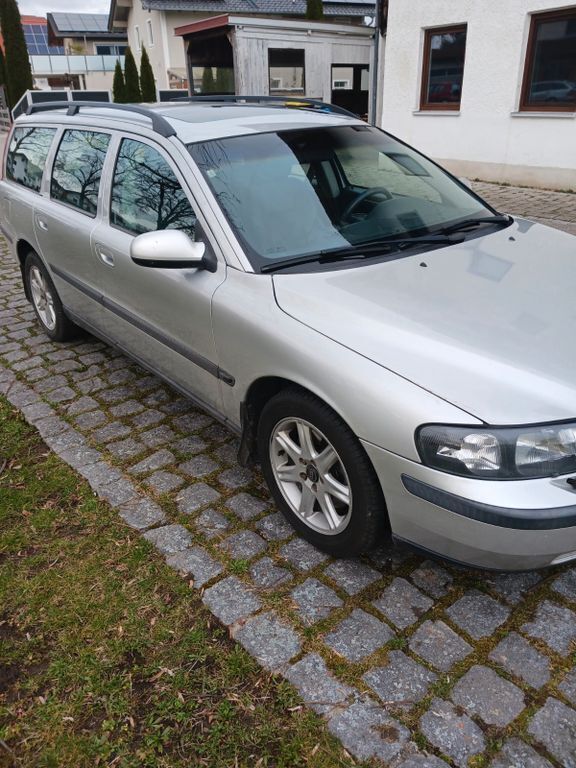 Silber Gebraucht 2001 Volvo V70 Comfort Kombi | 9.999 € - Bild 1/4