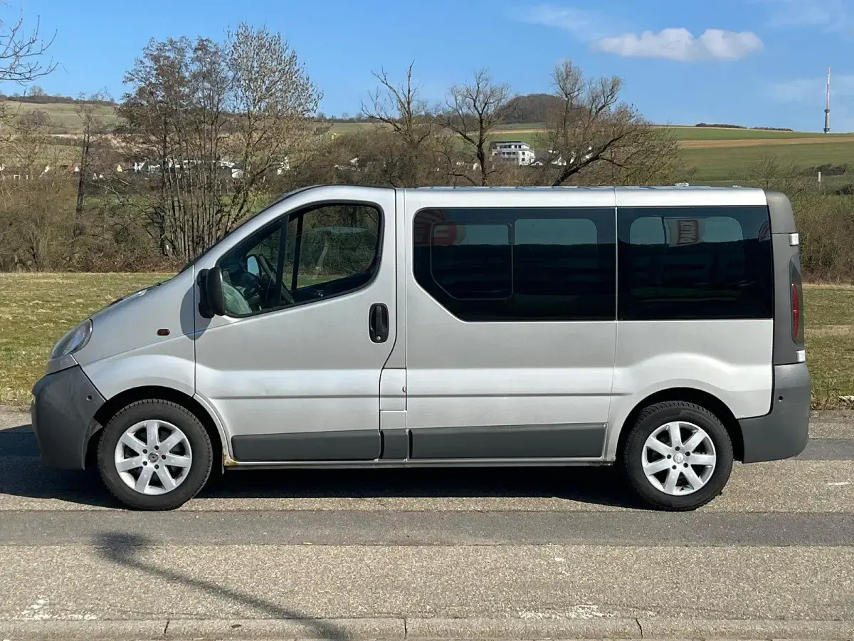 Gebraucht Opel Vivaro 101 PS (74 kW) 2003 Silber Van / Kleinbus